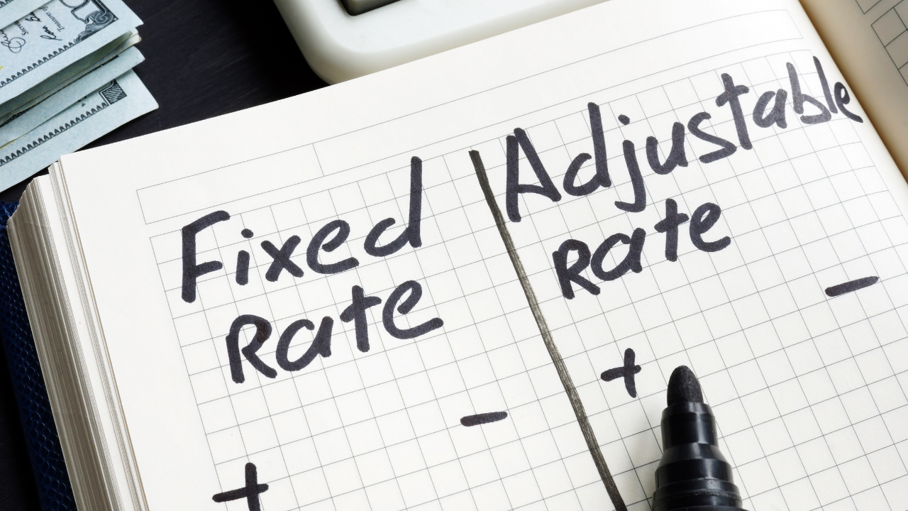 short term loans - graphic shows pros and cons of fixed rate vs. adjustable rate