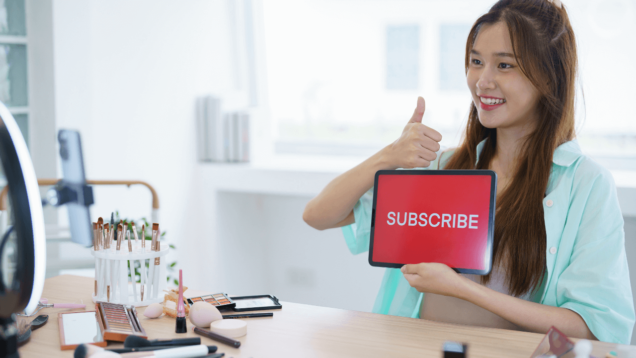 micro influencers - influencer asking followers to subscribe